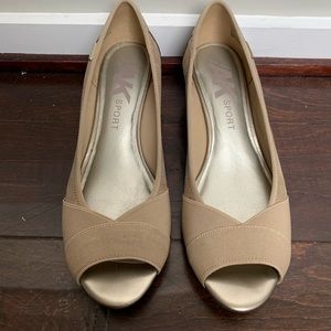 EUC Anne Klein Sport Tan Wedge Shoes sz 9.5